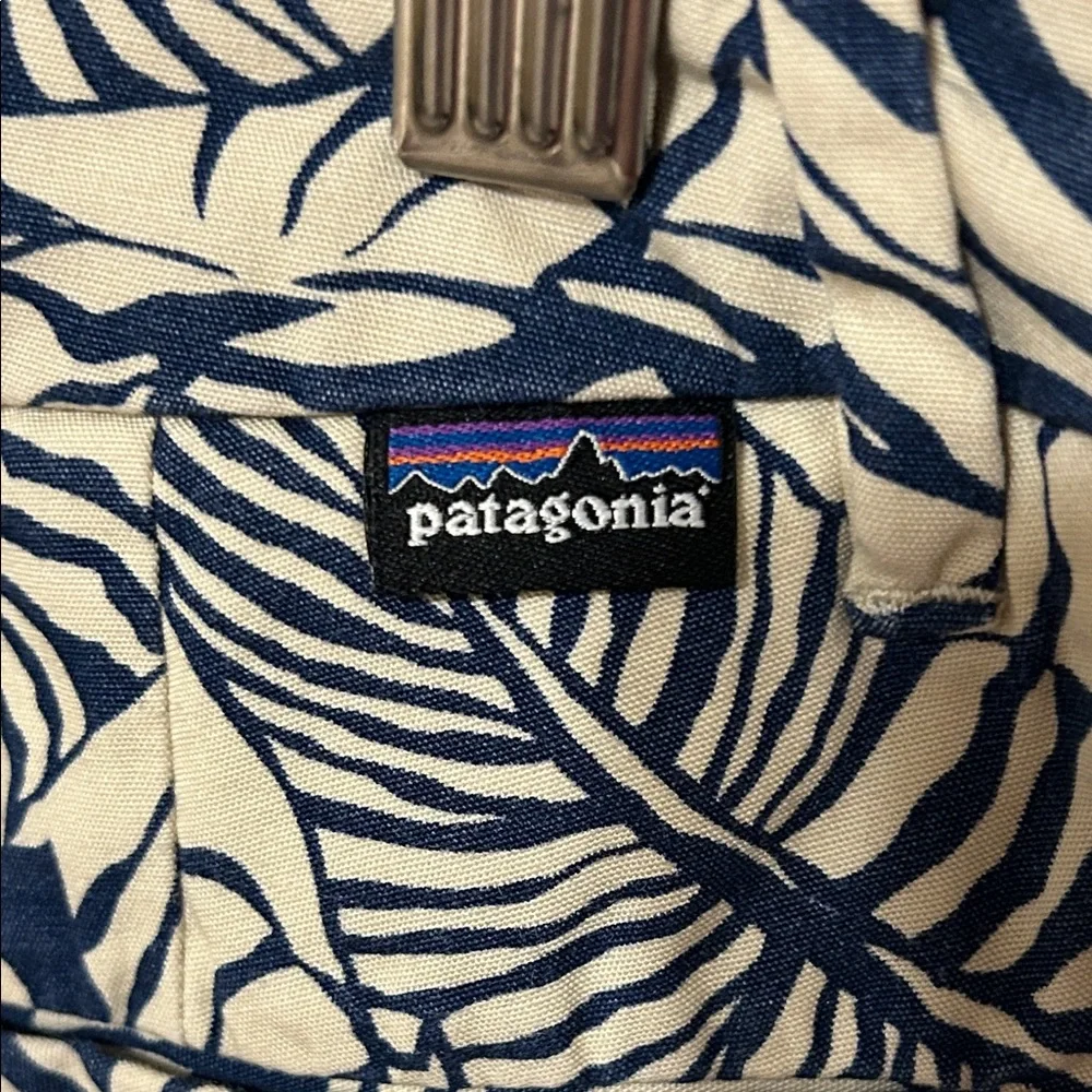🚀Patagonia  Blue & white Leaf Print Shorts size 8 GUC